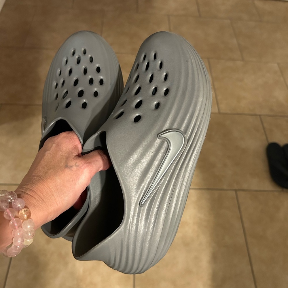 Unisex Nike Rejuven8 Gray Clogs - Picture 5 of 9